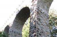 kamenný železniční viadukt