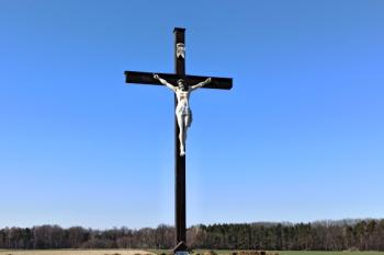 Poutní kříž mezi Kozmicemi a Darkovičkami (© Jan P. Štěpánek  04/2022)