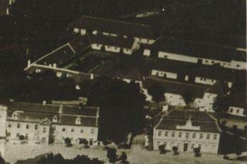 původně uzavřeného hospodářského dvora v r. 1923 (zdroj:http://www.velehrad-iop.cz/dokument/Historie-sypky-a-konirny-176/)