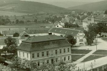  (zdroj:http://www.velehrad-iop.cz/dokument/Historie-sypky-a-konirny-176/)