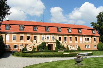 Jižní (zadní) průčelí ( © Petr Turyna 08/2005)