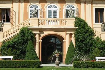 Zdobené schodiště zahradního průčelí ( © Petr Turyna 08/2005)