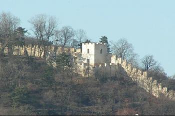 Gotická věž č.1, v roce 1848 obestavěna tamboury ( © Petr Turyna 02/2004)