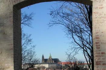 Hrad v průzoru Hladové zdi ( © Petr Turyna 02/2004)