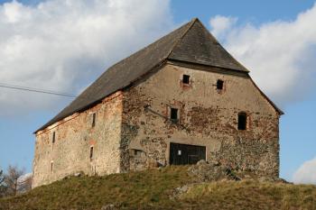 Průčelí sýpky ( © Petr Nožička 11/2010)