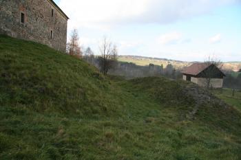 Příkop tvrze ( © Petr Nožička 11/2010)