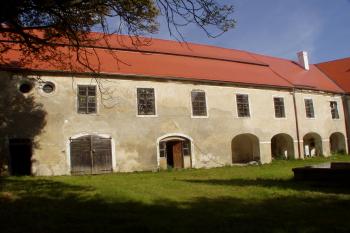 východní křídlo zámku v pohledu z nádvoří (© Lukáš Pechánek, 08/2011)
