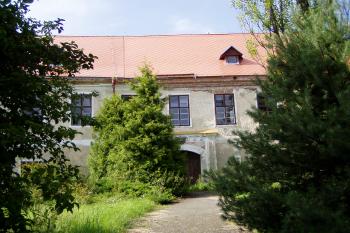 zarůstající průčelí zámku (© Lukáš Pechánek, 08/2011)