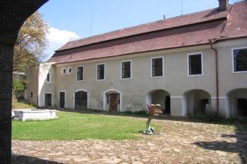 Nádvoří směr kaple (© 2003 Jiří Čížek)