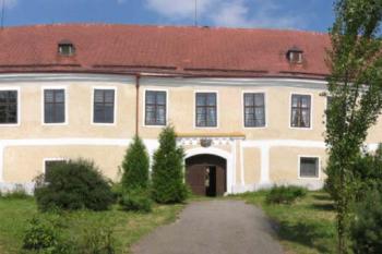 Průčelí zámku (© 2003 Jiří Čížek)