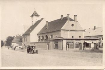 stará radnice s krámky (© zdroj:https://www.rousinov.cz/volny-cas/fotogalerie-historie/rousinov-v-minulosti-530cs.html)