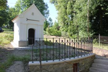 Nad vchodem je pověšená berla, kterou zde prý jakási osoba nechala, když byla uzdravena. (© Luděk Vláčil  05/2022)