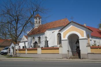 celkový pohled na kostel se vstupní bránou a výklenkovou kaplí sv. Jana Nepomuckého z jihovýchodu (© Jaroslav Špiroch  05/2022)