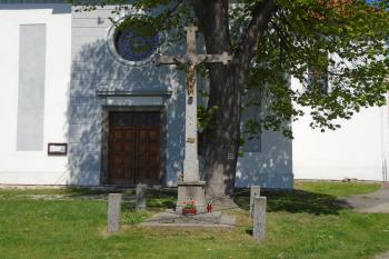 kamenný kříž před průčelím kostela (© Jaroslav Špiroch  05/2022)