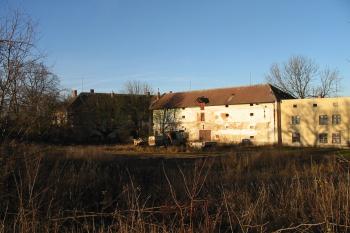 Tvrz od jv. (© Dušan Dohňanský  12/2015)