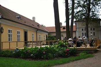 Toniova zámecká kavárna - exteriér - terasa (© Ivona Jasníková, 08/2012)