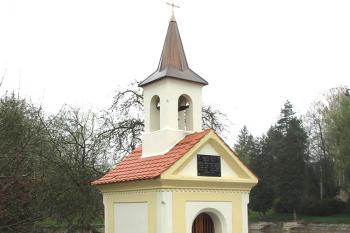 Kaplička v Zichovci u Slaného. (© Pavel Vítek 04/2018)