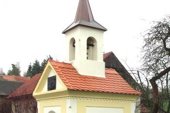 Kaplička v Zichovci u Slaného. (© Pavel Vítek 04/2018)