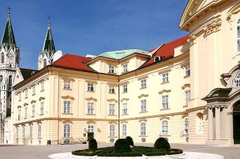 Klášter v Klosterneuburgu u Vídně. (© Pavel Vítek 06/2000)