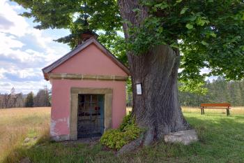 kaple s vedle stojící mohutnou lípou (© Stanislav Drda 07/2022)