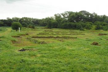 Krásně čitelný půdorys zástavby ( © Roman Řezáč 07/2004)
