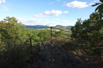 vyhlídka s orientační cedulí (© Stanislav Drda 07/2022)