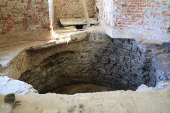 Základy původní hradní věže (© Miroslav Mastný, 07/2011)