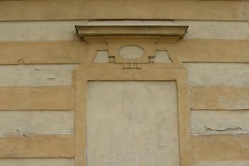 jedno z mnoha zazděných oken (© D Dohňanský, 04/2016)