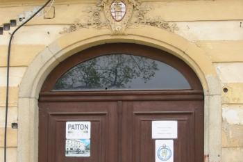 vedlejší vých.vchod s portálem a erbem nad ním (© D Dohňanský, 04/2016)