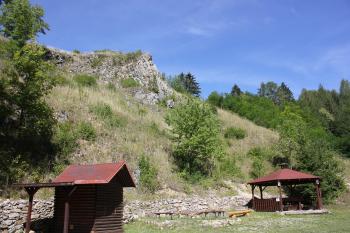 turistický přístřešek na terase ve svah pod hradkem (© Luděk Vláčil  07/2022)