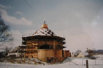 Stavba kostela ( © Roman Řezáč 07/2004)
