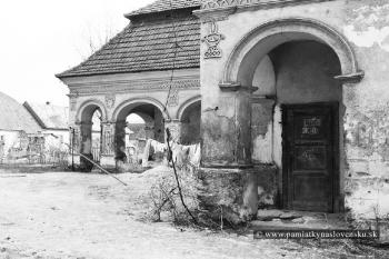arkády ve dvoře (© zdroj: https://www.pamiatkynaslovensku.sk)
