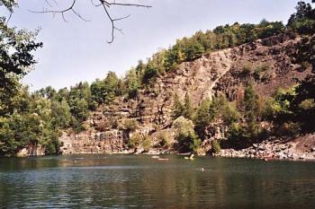 Zatopený lom u obce Olšovec (2003 ©Luděk Pitter)