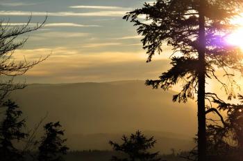 Radhošť v západu slunce ze svahů Lysé hory ( © Jan P. Štěpánek 10/2012)