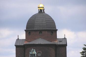 Pohled na kapli na Radhošti z hřebene k Pustevnám (© Jan P. Štěpánek 07/2006)