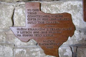 pamětní deska na české rodáky z Texasu, kteří přispěli na stavbu kaple (© Jan P. Štěpánek, 09/2006)