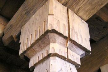 Detail zdobnosti jendoho z vyřezávaných trámů (© Jan P. Štěpánek, 09/2006)
