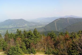 Pohled ze zvonice kaple na východnější partie Beskyd (© Jan P. Štěpánek, 09/2006)