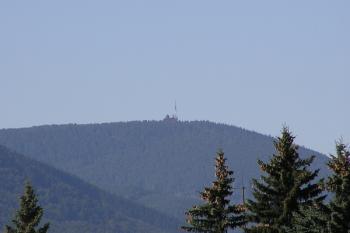 Pohled na vrcholek Radhoště s kaplí a vysílačem od severovýchodu ( © Jan P. Štěpánek 10/2006)