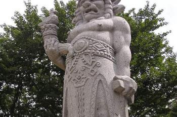 Celkový pohled na sochu Radegasta (© Jan P. Štěpánek 07/2006)