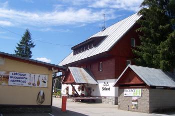 hlavní budova areálu Skiland (© Ivo Rozehnal  08/2022)