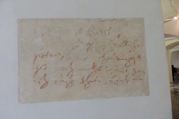 Odkrytý nápis v přízemí (© Johannes Cladis, 12/2014)