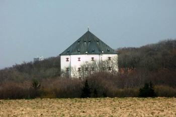 Letohrádek Hvězda - pohled z Bílé hory (© Milan Caha, 04/2007)