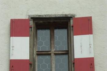 Letohrádek Hvězda - detail okna s okenicemi (© Milan Caha, 04/2007)