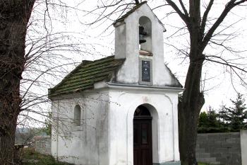Kaple v obci Líský u Slaného v kladenském okrese. (© Pavel Vítek 04/2018)
