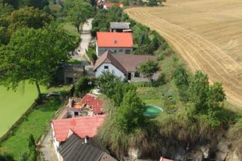 Pohled z věže na zástavbu ( © Jiří Čížek 08/2005)