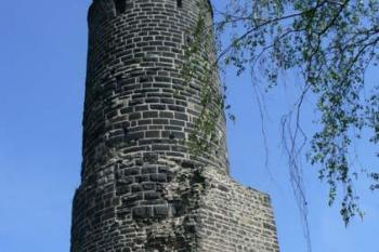 Jenštejn - hrad je obepnut novodobými domky (© Pavel Jarý,  22.04.2007)