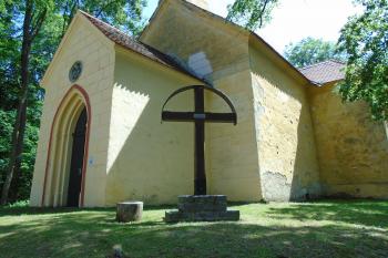kříž před kaplí (© Jaroslav Špiroch  06/2022)