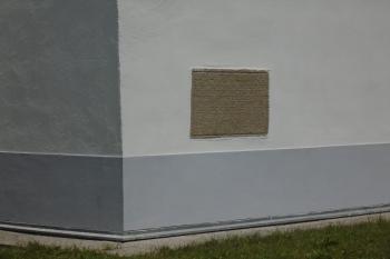 nápisový náhrobník na jižní straně lodi z r. 1714 (u věže) (© Jaroslav Špiroch  06/2022)