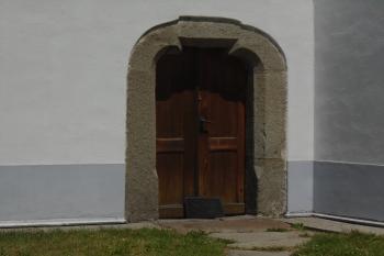 gotický sedlový profilovaný portál ve věži (© Jaroslav Špiroch  06/2022)